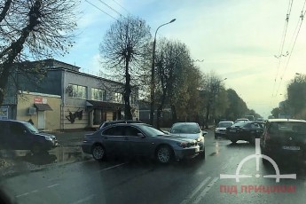 У Луцьку сталась ДТП: перекрито дві смуги, утворився величезний затор (фото)