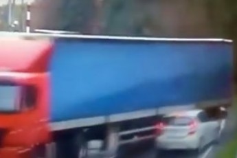 У Польщі українець на фурі на величезній швидкості змів з дороги малолітражку (відео)