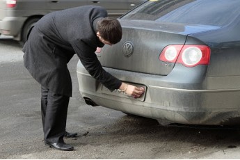 Українських водіїв штрафуватимуть за брудні номера