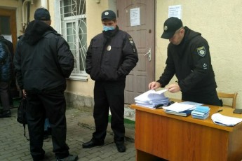 Луцьк готується до другого туру виборів міського голови: ТВК видає дільницям бюлетені для голосування