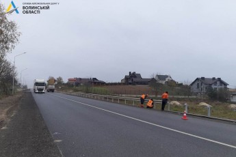 Біля Луцька ремонтують ділянку дороги (фото)