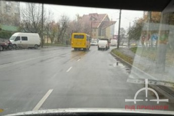 У Луцьку – аварія: мікроавтобус протаранив легковик (відео)