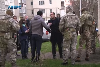 У Луцьку в дворі поліцейські та спецпризначенці провели обшуки (відео)