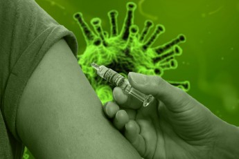 Кого в Україні вакцинують від коронавірусу в першу чергу