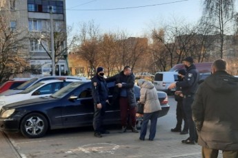 У Луцьку два екіпажі поліції намагались затримати чоловіка з малою дитиною через маску