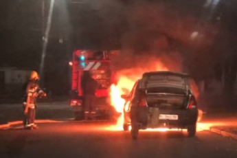 Вночі у Луцьку посеред вулиці вщент згоріло таксі (відео)