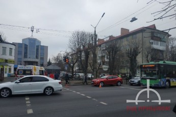 У Луцьку на проспекті сталася аварія: дорожній рух значно ускладнений (фото)