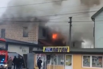 У місті на Волині – пожежа: горить дах кафе (відео)