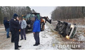 На Волині Volkswagen злетів з дороги та перекинувся, є потерпілі