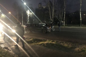 У Луцьку під колеса автомобіля потрапив велосипедист: утворився затор (фото)