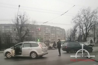 У Луцьку – аварія: зіткнулись два автомобілі, утворився затор (фото)
