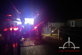 У селі на Волині горів житловий будинок, на пожежу приїхали рятувальники, поліція та газовики (фото/відео)