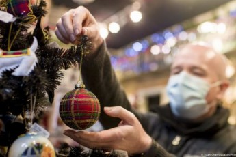 У масках та на вулиці: у ВООЗ дали поради для святкування Різдва та Нового року