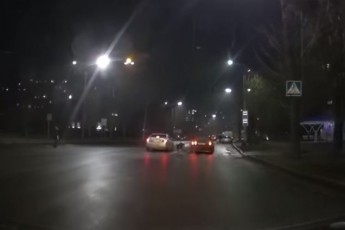 У Луцьку водій на швидкості збив дівчину та втік з місця аварії (відео)