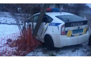 В'їхали в електроопору: у селі на Волині поліцейські потрапили в аварію (фото)