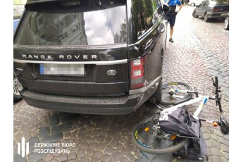 Митник під наркотиками на Range Rover наїхав на поліцейського, який зупинив порушника
