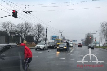 На в'їзді у Луцьк сталась аварія, автівку відкинуло на декілька десятків метрів (фото)