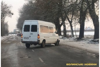 У Луцьку − ДТП: від удару автівка опинилась у кюветі та без колеса (фото)