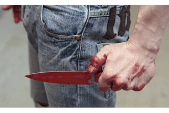 На українця у польському хостелі накинувся чоловік з ножем, потерпілий у лікарні