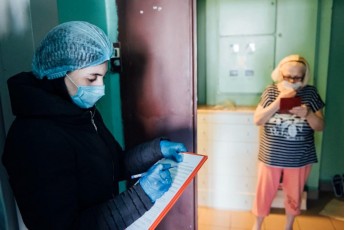 Прикривалися масками: у Луцьку псевдопрацівники обікрали двох пенсіонерів