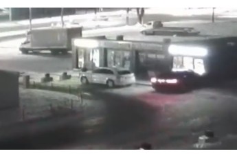 У Мережі з'явилось відео, як BMW X6 на парковці протаранив кав'ярню у Луцьку