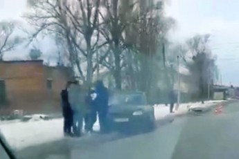 У місті на Волині – аварія: велосипедист опинився під колесами авто (відео)