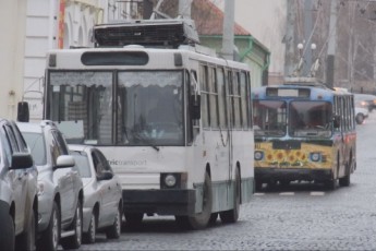 У Луцьку в тролейбусі затисло жінку, пенсіонерка − впала