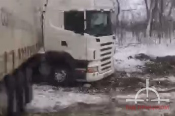 Неподалік Луцька вантажівка злетіла з дороги (відео)