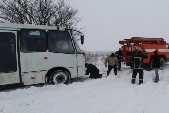 На Волині автобус із пасажирами потрапив у снігову пастку
