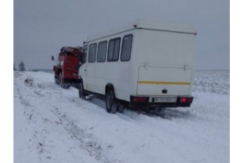 На Волині у сніговий замет занесло автобус з людьми (фото)