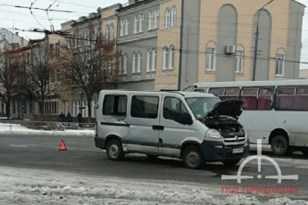 У Луцьку на площі зіткнулися мікроавтобус та маршрутка (фото)