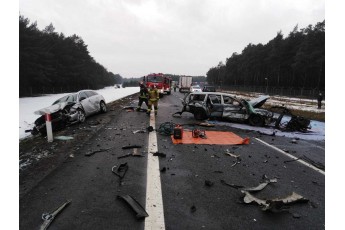 Зіткнулися чотири авто: у моторошній аварії в Польщі загинув українець (фото)