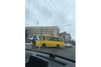 У Луцьку на перехресті зіткнулися маршрутка та автомобіль (відео)