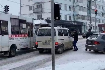 У місті на Волині – аварія: зіткнулися маршрутка та авто (відео)