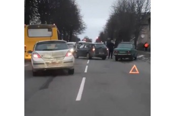 У Луцьку − ранкова ДТП: рух транспорту вулицею значно ускладнений (фото, відео)
