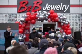 Ювелірна афера та ошукані громадяни: як фінансова піраміда B2B Jewelry досі працює в Україні (відео)