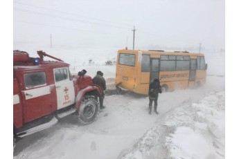 На Волині шкільний автобус застряг у сніговому заметі (відео)