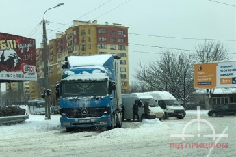 У Луцьку – аварія: зіткнулися вантажівка та мікроавтобус