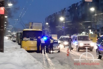У Луцьку зіткнулись маршрутка та легковик, на проспекті зупинились всі тролейбуси (фото)