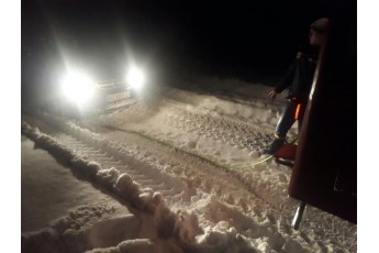 У сніговому наметі застряг автомобіль, в якому була жінка з трьома дітьми (фото)