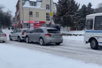 На Волині перед світлофором зіткнулись два автомобілі (відео)