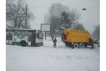 У Луцьку тролейбус застряг у сніговому заметі (фото/відео)