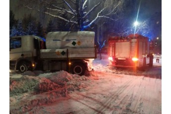 У Луцьку в сніговому заметі застрягла вантажівка, яка транспортувала резервуар з киснем для пологового будинку