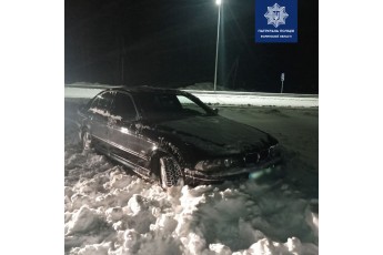 Драгер показав в небо: на Волині п'яний водій в’їхав у сніговий замет (фото)