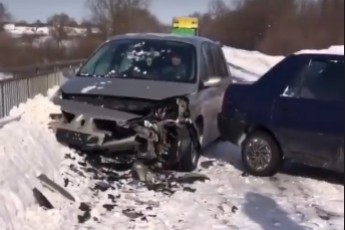 На Волині – аварія: зіткнулись дві автівки, утворився затор (відео)
