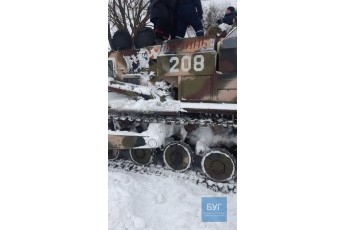 На Волині до боротьби зі сніговими заметами залучили військову техніку (фото)