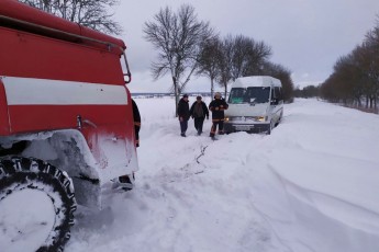 На Волині у снігових наметах застрягло 14 автомобілів (фото, відео)