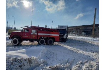 У місті на Волині вантажівки, які доставляли товар, застрягли у сніговому наметі