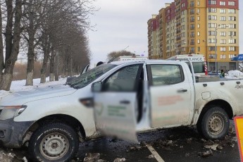 Від удару авто розвернуло: у Луцьку на Набережній позашляховик протаранив 