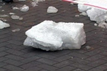 У Луцьку на таксі з даху будинку впала величезна льодова брила